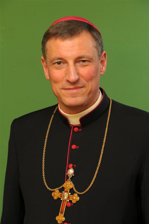 STARP MŪŽĪGO UN IKDIENIŠĶO